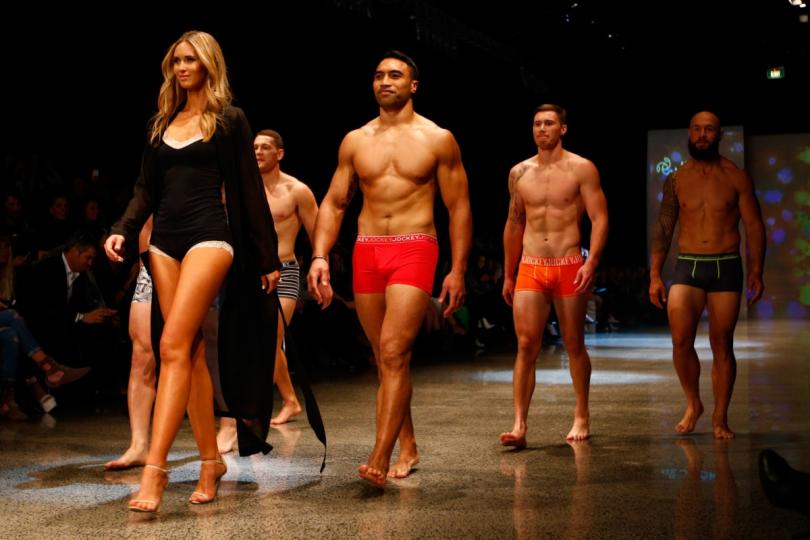Известни личности като диджеи и ръгбисти дефилираха на модния подиум в Нова Зеландия по бельо. Поводът е ден, посветен на жената, по време на седмицата на модата в Оукланд.