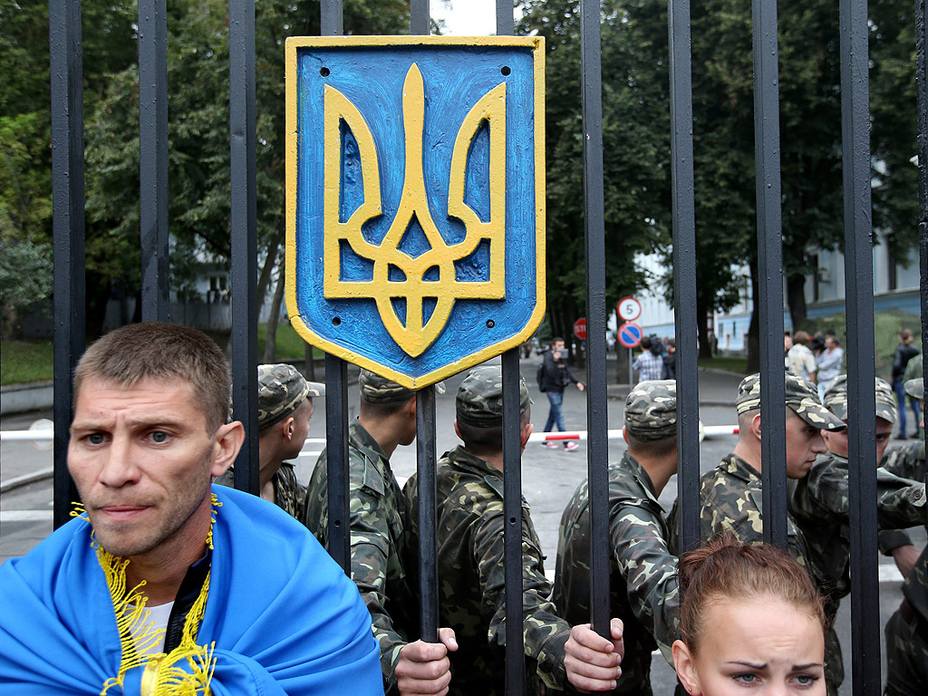 Войници охраняват вратите по време на протест пред украинското министерство на отбраната.