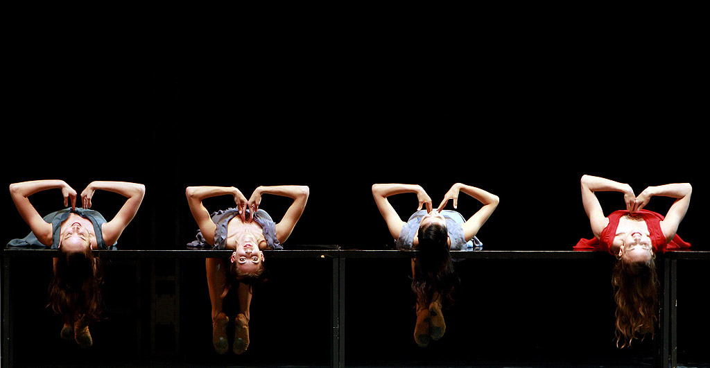 Танцьорки от цюрихския балет репетират "Ромео и Жулиета" в театъра на Богота, Колумбия.