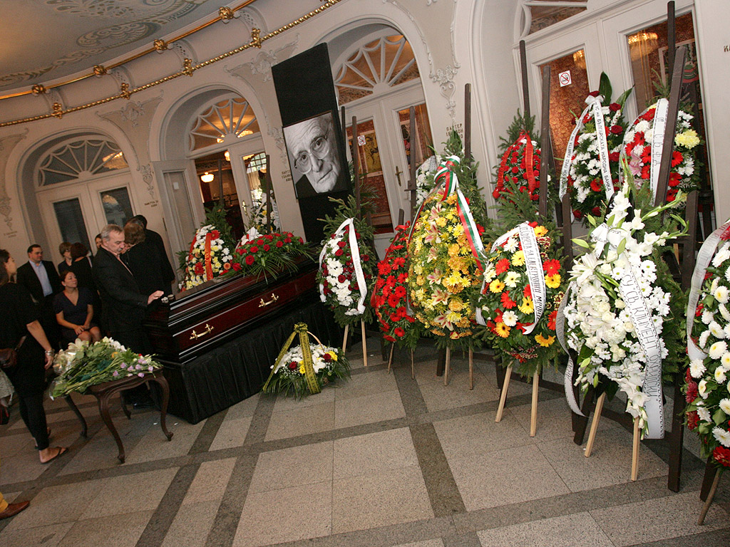 Днес хиляди граждани се прощават с големия български поет Валери Петров. Поклонението пред тленните останки на човека-вселена е в Народния театър "Иван Вазов"