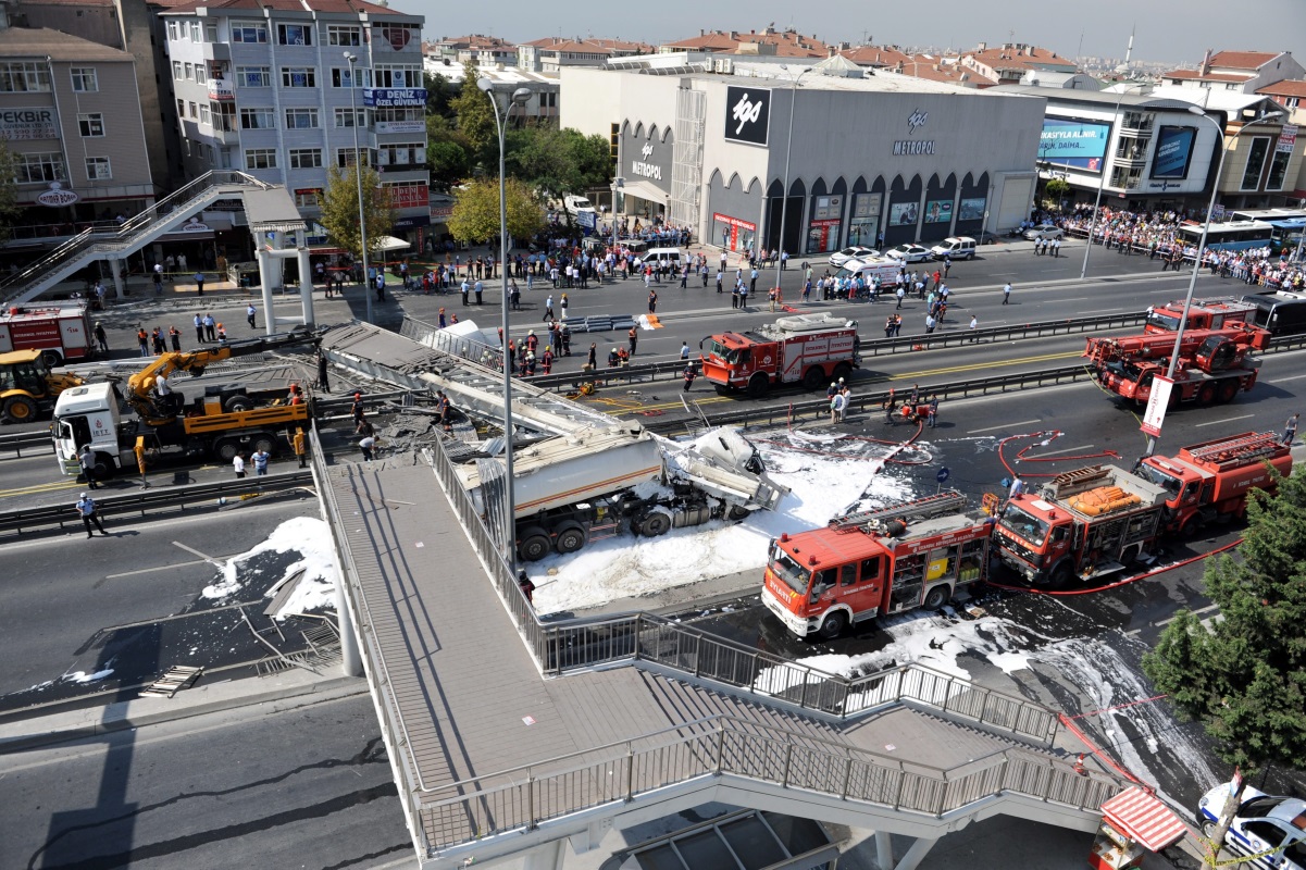Инцидентът станал на натоварената магистрала Е-5 в квартал „Авджълар“ по време на сутрешното задръстване