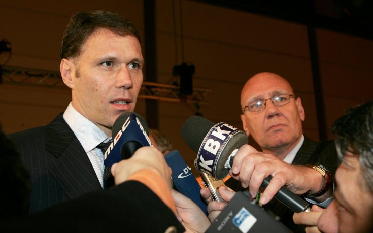 Ван Бастен на път да подаде оставка от АЗ Алкмаар