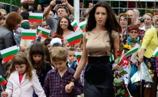 Красива българска учителка обира овациите в интернет