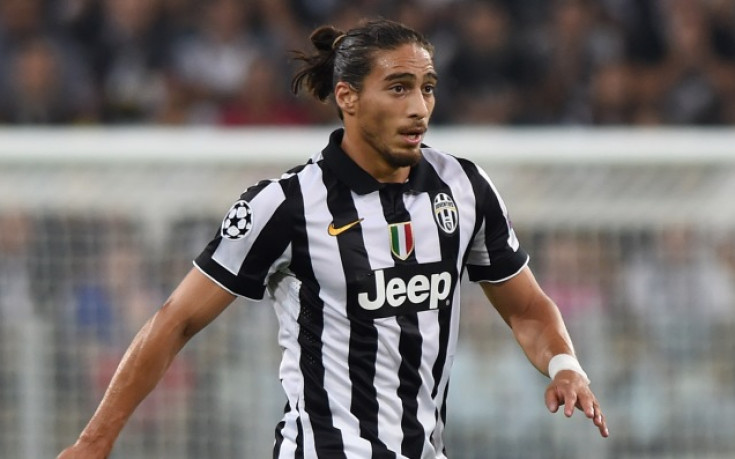 Милан примамва защитник на Юве