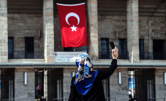 Турция: Разрешиха ислямски забрадки в средните училища