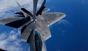 „Ф-22 Раптор“ е зареждан по време на полет