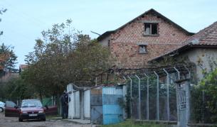 Полицаи правят оглед след инцидента в с. Бузовград