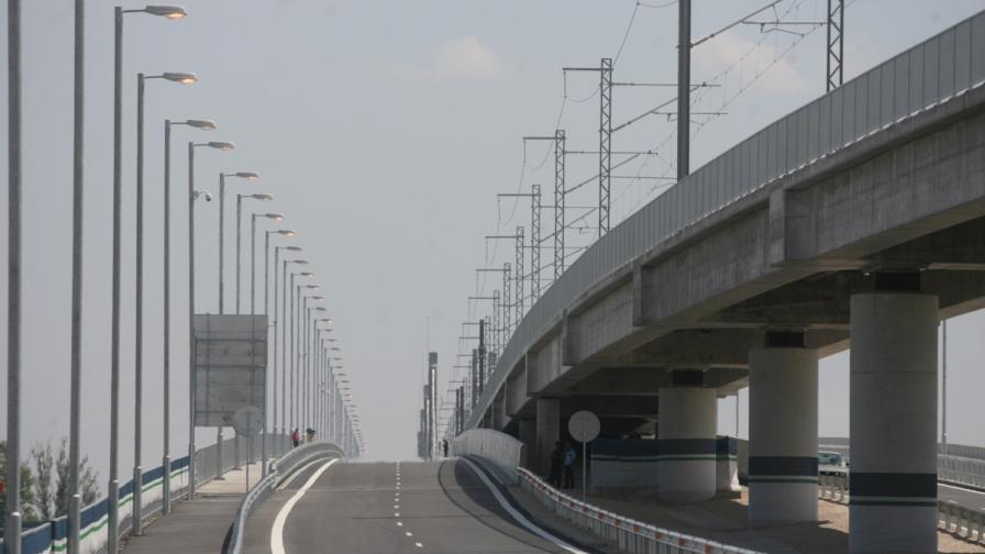 Година по-късно: Подменят асфалта на „Дунав мост-2“
