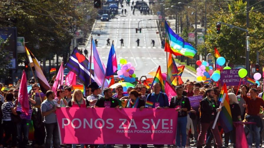 Двама полицаи бяха ранени след първия гей парад в Белград