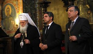 Молитва за упокоение на душите на загиналите в трагичния инцидент в Горни Лом отслужва в столичния храм "Света Неделя" българският патриарх Неофит и Браницки епископ Григорий. На снимката: Росен Плевнелиев, Георги Близнашки