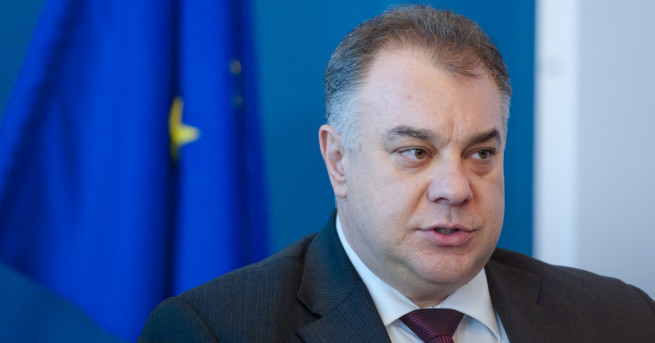 Замествам проф Петров в момента защото такава е процедурата но