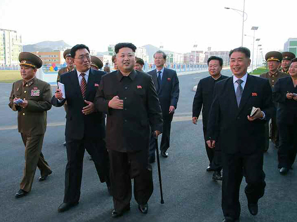 Севернокорейския лидер Ким Чен-ун ходи с бастун по време на посещението си в жилищния квартал на учените в Пхенян, Северна Корея. Ким направи първата си публична изява за 40 дни
