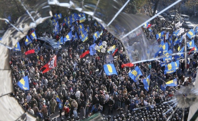 Сблъсъци избухнаха пред украинския парламент