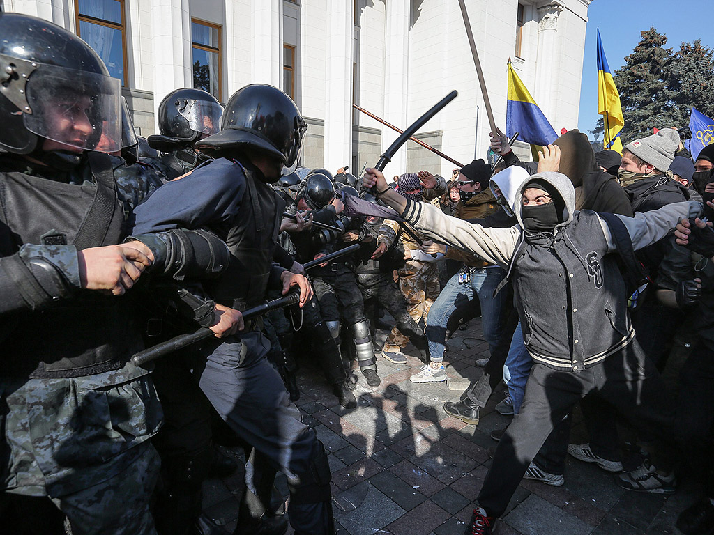 Украински привърженици на ултра-дясната партия влязоха в сблъсъци с полицията пред украинския парламент по време на протестите в Киев, Украйна. Безредиците са избухнали, след като депутатите отказаха да разгледат законопроекта за признаването на бойците на Украинската бунтовническа армия, воюващи на страната на независимостта на Украйна във Втората световна война.