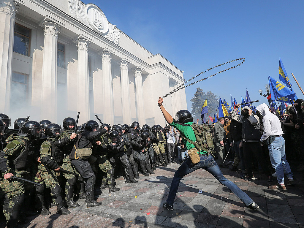 Украински привърженици на ултра-дясната партия влязоха в сблъсъци с полицията пред украинския парламент по време на протестите в Киев, Украйна. Безредиците са избухнали, след като депутатите отказаха да разгледат законопроекта за признаването на бойците на Украинската бунтовническа армия, воюващи на страната на независимостта на Украйна във Втората световна война.