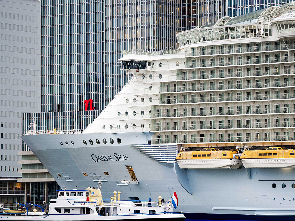Най-големия круизен кораб Оазис на моретата плава в пристанището на Ротердам, Холандия