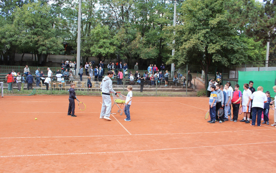 Тенис празник с известни личности за деца аутисти в Националния тенис център