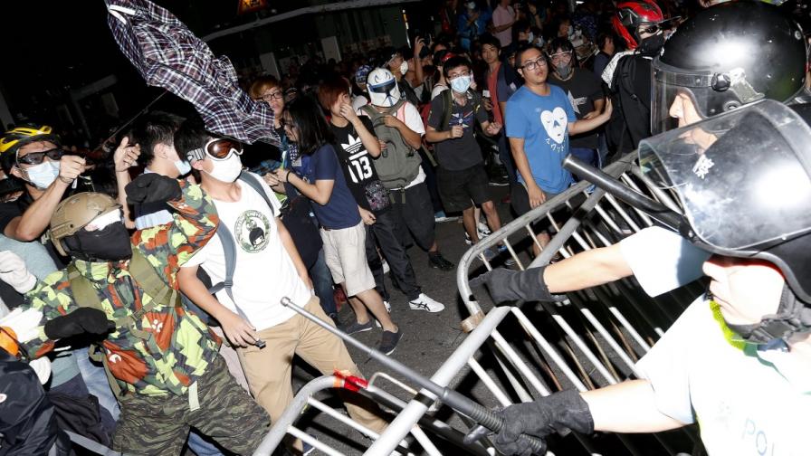 Отново сблъсъци между полиция и демонстранти в Хонконг