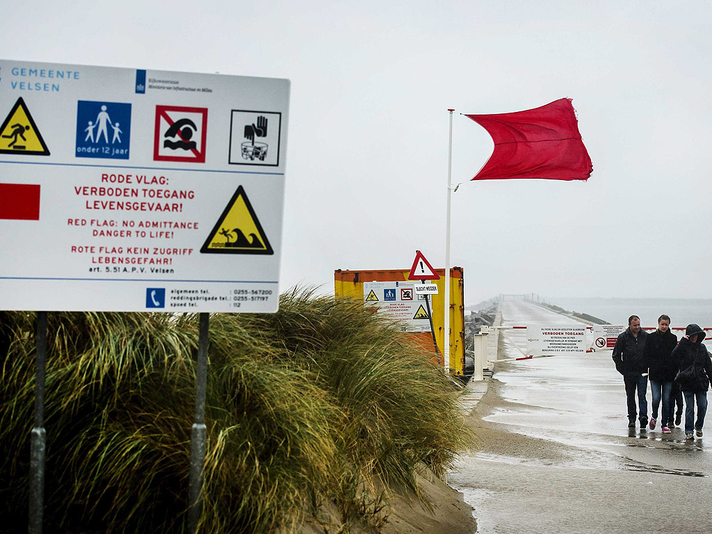 КеЙ в Северно море, Холандия е затворен за обществеността. първа есенна буря за годината се очаква да премине през страната на 21 октомври.