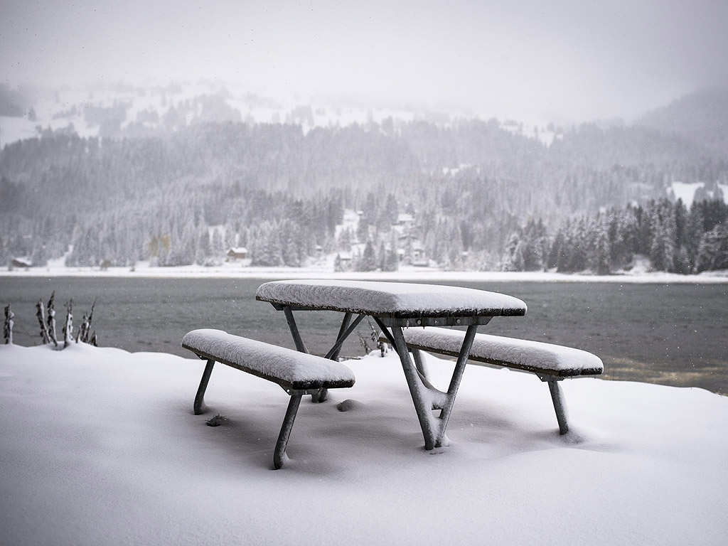 Заснежена маса в Ленцерхайде, Швейцария. Студен фронт със силен вятър и сняг завладя Швейцария.