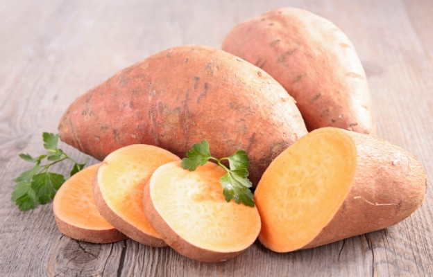 <p>Сладки картофи: Ще ги познаете по леко червеникавата кора. Богати са на бета-каротен, който помага за растежа на косата и за здравето на скалпа.</p>