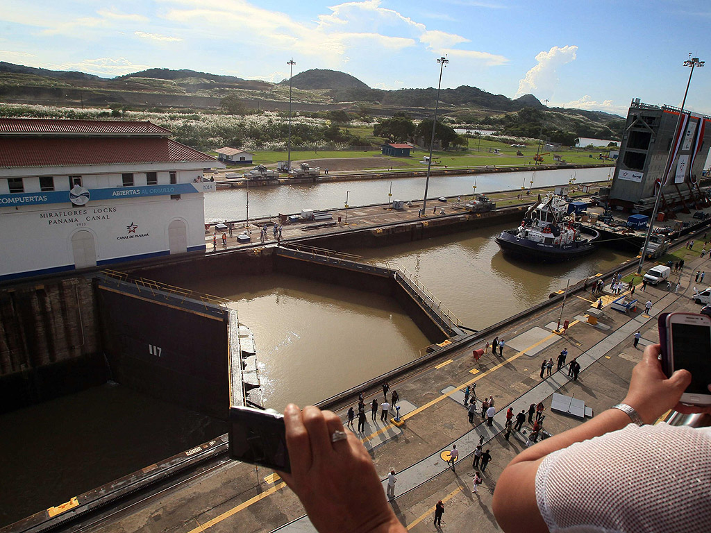 Влекачи теглят една от портите, които ще бъдат част от проекта за разширение на Панамския канал, близо до Панама Сити, Панама.