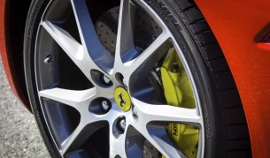 "Ферари" за 1,7 милиона долара "целуна" уличен стълб