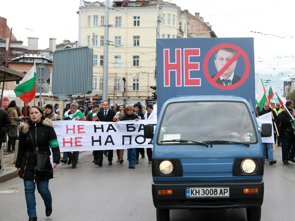 Над 700 души дойдоха в столицата от Кюстендил, за да протестират първо пред централата на ДПС, а после и пред Народното събрание, срещу мандата на Александър Методиев