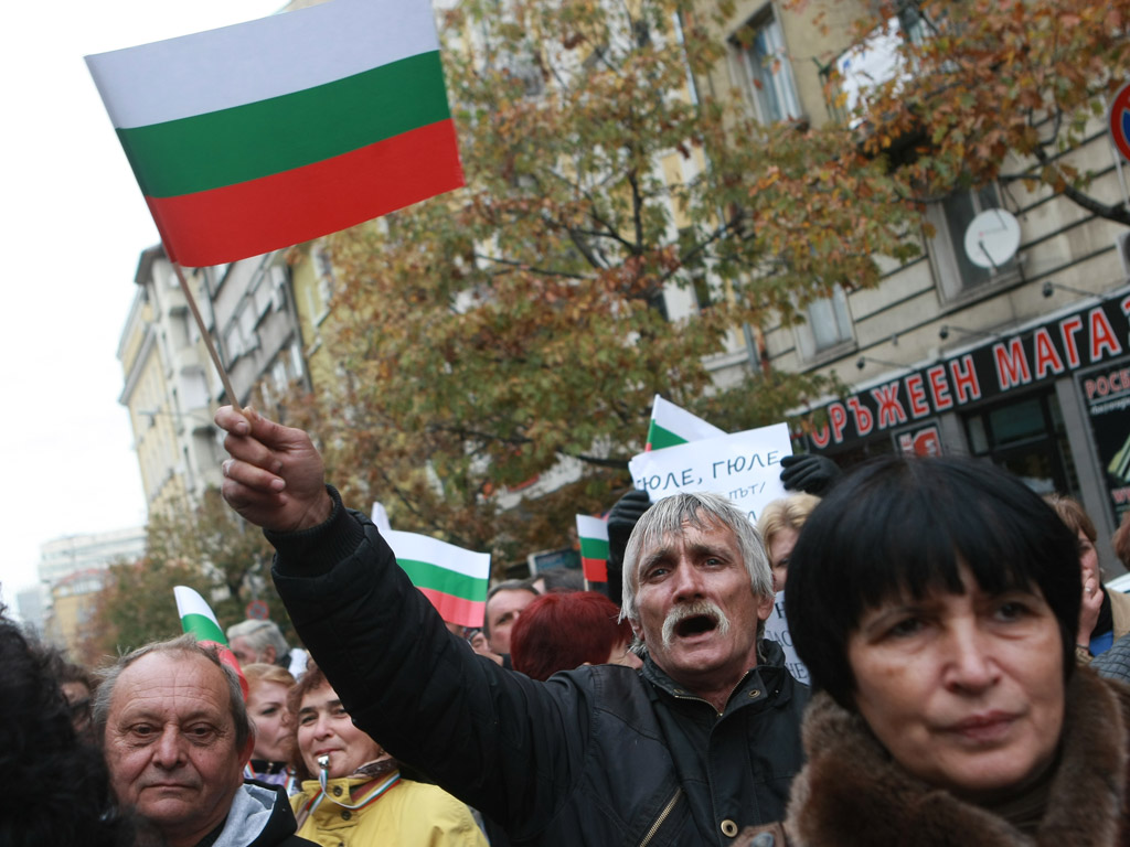 Над 700 души дойдоха в столицата от Кюстендил, за да протестират първо пред централата на ДПС, а после и пред Народното събрание, срещу мандата на Александър Методиев