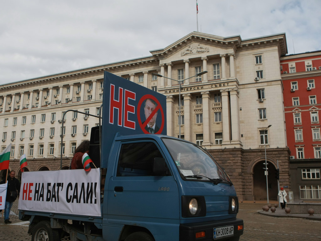 Над 700 души дойдоха в столицата от Кюстендил, за да протестират първо пред централата на ДПС, а после и пред Народното събрание, срещу мандата на Александър Методиев