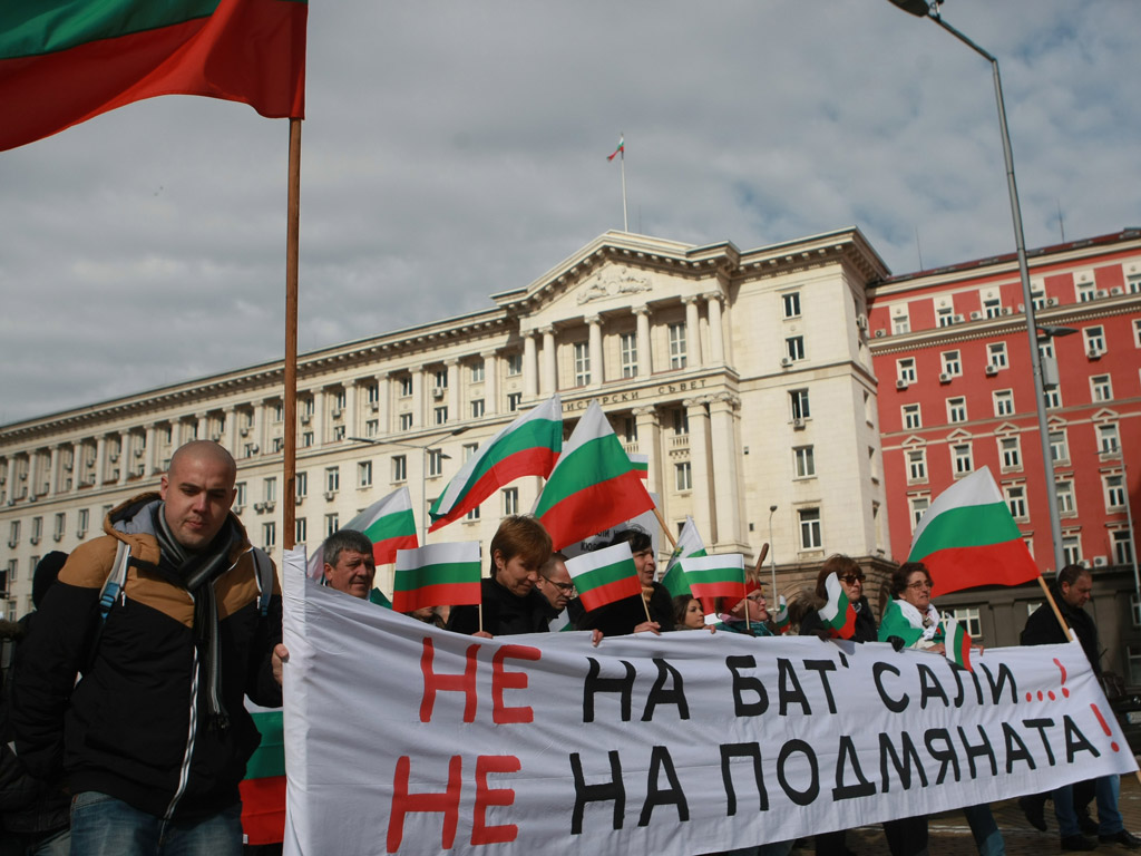 Над 700 души дойдоха в столицата от Кюстендил, за да протестират първо пред централата на ДПС, а после и пред Народното събрание, срещу мандата на Александър Методиев