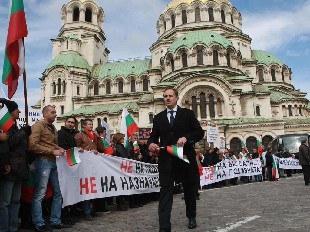 Над 700 души дойдоха в столицата от Кюстендил, за да протестират първо пред централата на ДПС, а после и пред Народното събрание, срещу мандата на Александър Методиев