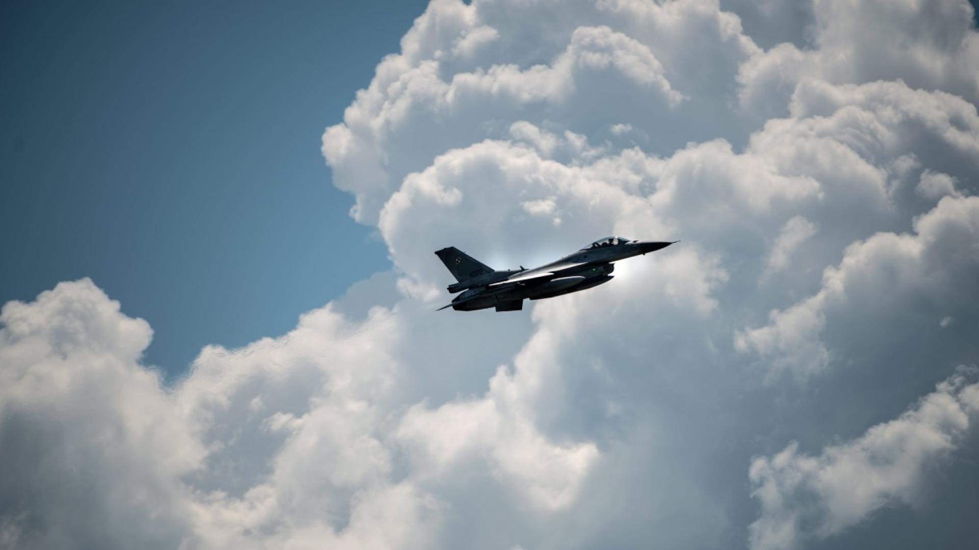 Румънският министър на отбраната Йонуц Мощяну обяви че 18 самолета