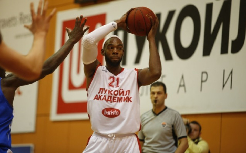 Лукойл Академик продължава да бие в баскетбола