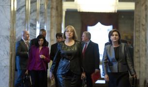 Цачева отрече за масови уволнения в НС