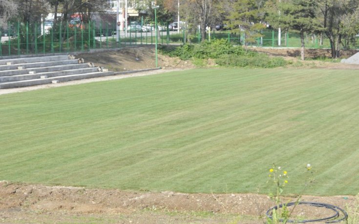 Започна полагането на тревния чим на спортна база „Берое“