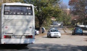 Учител, обвинен от деца в насилие, отрича да ги е удрял