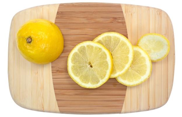 <p><strong>Освежете дъската за рязане с лимон</strong></p>

<p>Поради ниското pH&nbsp;лимонът има антибактериални свойства, което го прави отличен инструмент за почистване на много кухненски повърхности, включително дъски за рязане. За дезинфекция разтрийте повърхността на дъската с половин лимон, оставете за няколко минути и изплакнете.</p>