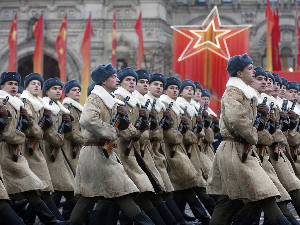 Руски военнослужещи, облечени в стар стил униформи участват в историческия парад по случай 73-тата годишнина от битката за Москва по време на Втората световна война на Червения площад в Москва, Русия. През времето на Съветския съюз военния парад на 7 Ноември беше централнен празник за годината и отбелязваше Великата октомврийска революция.