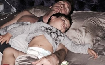 СНИМКА: Меси спинка сладко гушнат със сина си