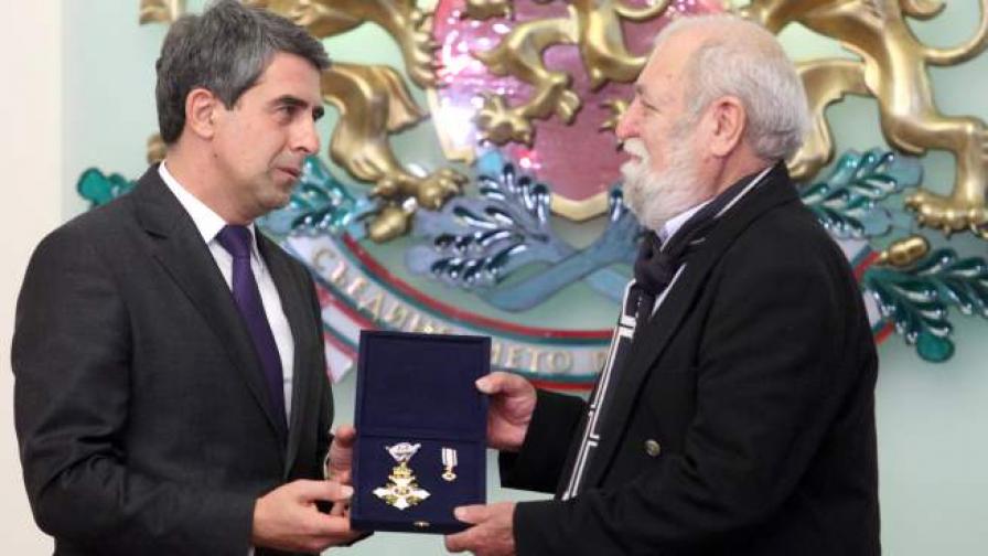 Росен Плевнелиев награди с орден за "Гражданска заслуга" Петър Манолов