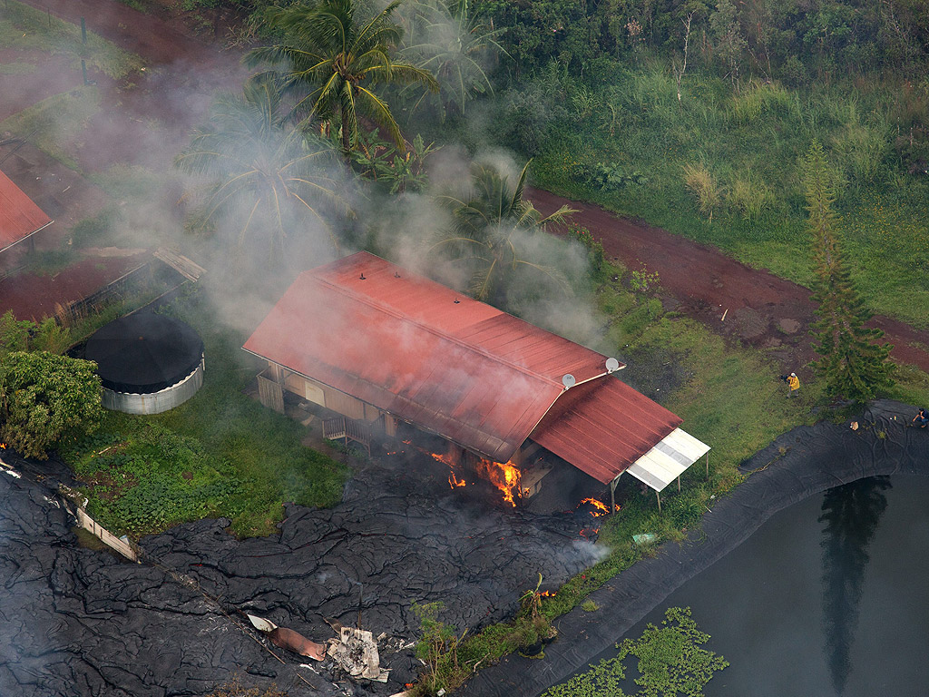 Бавно движещата се лава от вулкана Килауеа в Хавай, достигна и разруши дом в Хавай. Лавата от седмици пълзи към селището Пахоа, информираха от гражданска защита на Хавай