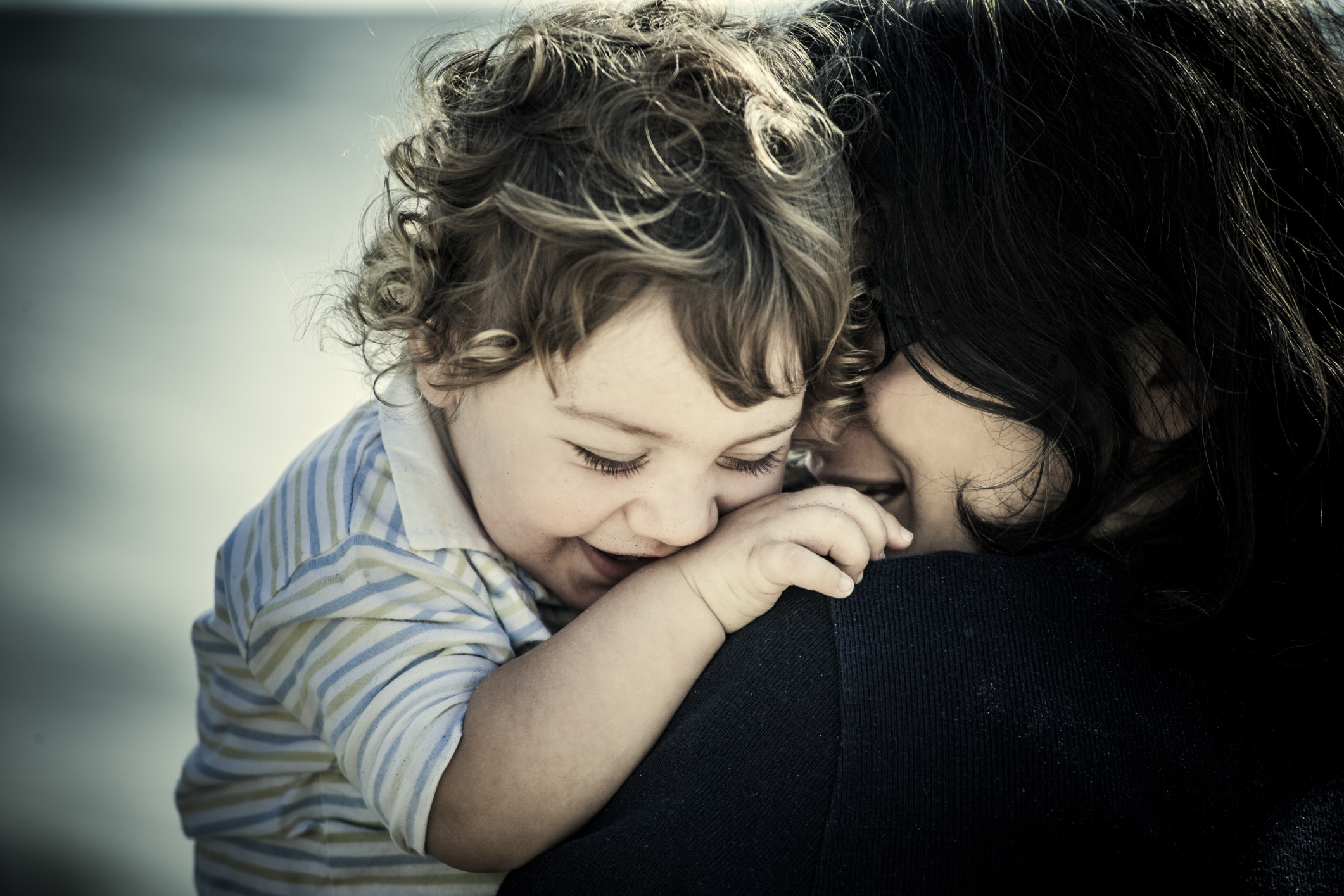 Спонтанната прегръдка или целувка от детето.