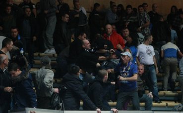 Боят между феновете на Левски и Партизан в зала 