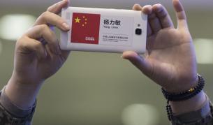 Лепенка на гърба на телефона на един от заминаващите за Африка китайци, на която се чете: „Ние сме от Китай“