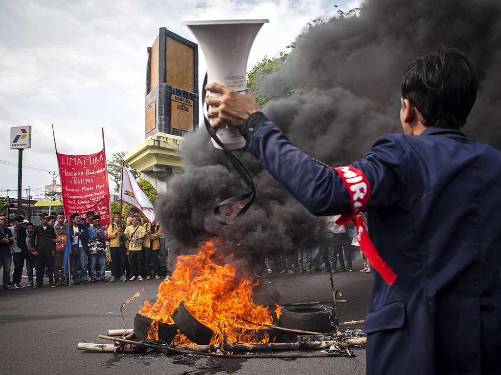 Протест срещу повишаване на цените на горивата в Паданг, Индонезия. Индонезия повиши цената на субсидираното гориво с 35 на сто на 18 ноември. Увеличението по всяка вероятност ще доведе до покачване на цените на основните стоки и размера на инфлацията