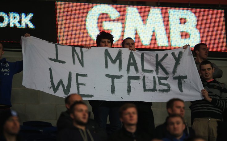 Уигън загуби спонсора си, след като назначи треньор 