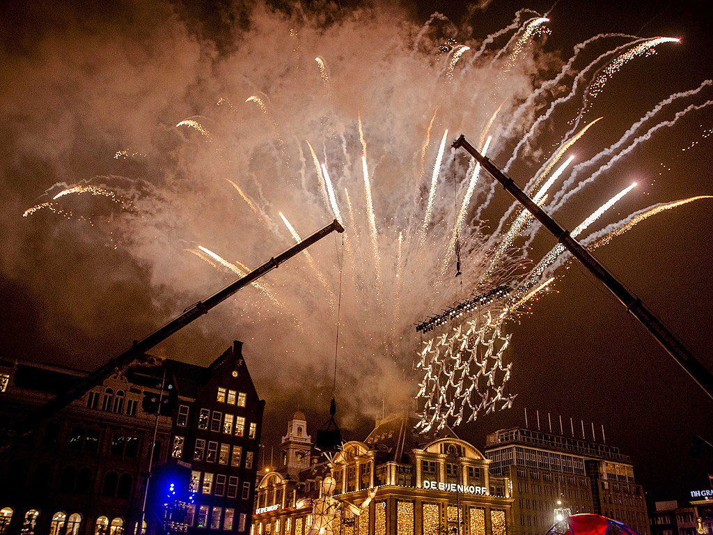 Светлинното шоу "Включете Светлините" организирано от холандския луксозен универсален магазин Bijenkorf за откриване на празничния сезон в Амстердам, Холандия. Ежегодното събитие на площад Дам предлага светлинно шоу, фойерверки и театрално изпълнение