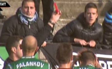 ВИДЕО: Ето защо Сашо Александров получи червен картон в мача срещу Литекс