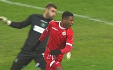 ВИДЕО: Изгониха Младенов-младши, 